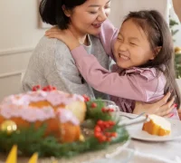 Anak memberikan masakan buatan sendiri kepada Ibu di Hari Ibu. (Freepik)