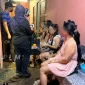 Petugas Imigrasi Sarawak melakukan pemeriksaan dalam razia kamar sewa di Bintulu yang menjaring 23 warga negara Indonesia. (Foto: JIM Sarawak)