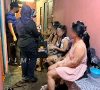 Petugas Imigrasi Sarawak melakukan pemeriksaan dalam razia kamar sewa di Bintulu yang menjaring 23 warga negara Indonesia. (Foto: JIM Sarawak)