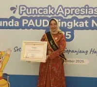 Bunda PAUD Kalbar, Erlina, menerima penghargaan nasional "Bunda PAUD Peduli PAUD 2025" atas dedikasinya untuk pendidikan anak usia dini. (MC Kalbar)