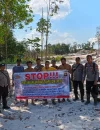 Petugas Polsek Batang Tarang memberikan sosialisasi bahaya Pertambangan Emas Tanpa Izin (PETI) kepada warga di Dusun Serinjuk, Kabupaten Sanggau.