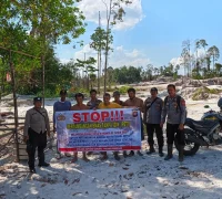 Petugas Polsek Batang Tarang memberikan sosialisasi bahaya Pertambangan Emas Tanpa Izin (PETI) kepada warga di Dusun Serinjuk, Kabupaten Sanggau.