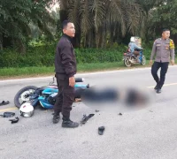 Petugas Polsek Tayan Hulu melakukan olah TKP kecelakaan maut yang melibatkan truk Mitsubishi Fuso dan sepeda motor Yamaha MX King di Jalan Raya Dusun Simpang Tanjung, Kabupaten Sanggau.