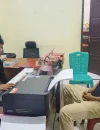Terduga pelaku kasus dugaan penggelapan BBM solar saat dimintai keterangan oleh petugas di Polsek Sekayam, Kabupaten Sanggau.