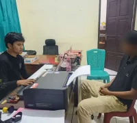 Terduga pelaku kasus dugaan penggelapan BBM solar saat dimintai keterangan oleh petugas di Polsek Sekayam, Kabupaten Sanggau.