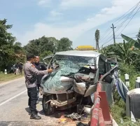 Mobil pikap Mitsubishi Grandmax mengalami kerusakan setelah menabrak pembatas Jembatan Senyabang di Kecamatan Batang Tarang, Kabupaten Sanggau.