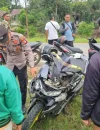 Petugas Polsek Sekayam menangani kecelakaan Yamaha Aerox dan Toyota Avanza di Jalan Lintas Malindo, Sanggau.
