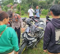 Petugas Polsek Sekayam menangani kecelakaan Yamaha Aerox dan Toyota Avanza di Jalan Lintas Malindo, Sanggau.