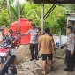 Personel Polsek Entikong berdialog dengan warga saat melaksanakan Patroli Perintis Kota di wilayah perbatasan Kabupaten Sanggau.