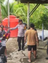 Personel Polsek Entikong berdialog dengan warga saat melaksanakan Patroli Perintis Kota di wilayah perbatasan Kabupaten Sanggau.