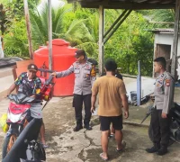Personel Polsek Entikong berdialog dengan warga saat melaksanakan Patroli Perintis Kota di wilayah perbatasan Kabupaten Sanggau.