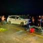 Petugas kepolisian melakukan olah TKP kecelakaan antara Mitsubishi Xpander dan sepeda motor di tikungan Jalan Lintas Malenggang, Sekayam, Sanggau.