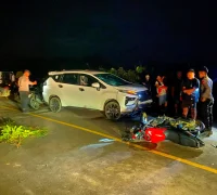 Petugas kepolisian melakukan olah TKP kecelakaan antara Mitsubishi Xpander dan sepeda motor di tikungan Jalan Lintas Malenggang, Sekayam, Sanggau.