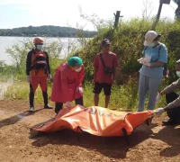 Tim gabungan mengevakuasi jasad warga Desa Sungai Alai yang ditemukan di Sungai Kapuas Kabupaten Sanggau.