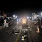 Petugas kepolisian melakukan olah TKP kecelakaan motor dan truk di Pasar Sosok, Kabupaten Sanggau.