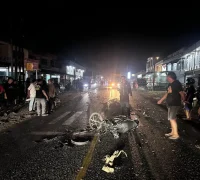 Petugas kepolisian melakukan olah TKP kecelakaan motor dan truk di Pasar Sosok, Kabupaten Sanggau.