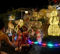 Dekorasi Natal megah di sebuah rumah kawasan Teluk Air Tawar yang viral dan menarik ribuan pengunjung. (Foto: Bernama)