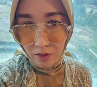 Pemilik WO Ayu Puspita saat dibawa polisi setelah ditetapkan sebagai tersangka penipuan wedding organizer. (instagram.com/ayupuspitadinanti)