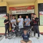 Polisi mengamankan terduga pelaku pencurian motor warga Sekadau di kawasan perbatasan Entikong. (Foto: Res-Sgu)