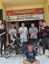 Polisi mengamankan terduga pelaku pencurian motor warga Sekadau di kawasan perbatasan Entikong. (Foto: Res-Sgu)