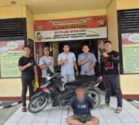 Polisi mengamankan terduga pelaku pencurian motor warga Sekadau di kawasan perbatasan Entikong. (Foto: Res-Sgu)