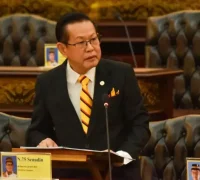 Menteri Transportasi Sarawak Datuk Seri Lee Kim Shin menjelaskan rencana operasional AirBorneo dan peningkatan konektivitas udara di Sarawak pada Selasa (2/12) di Dewan Undangan Negeri Sarawak. (thestar.com.my)