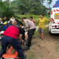Evakuasi korban kecelakaan sepeda motor dan truk Colt Diesel di Jalan Raya Bodok–Sosok, Kecamatan Parindu, Kabupaten Sanggau. (Res-Sgu)