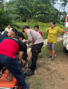 Evakuasi korban kecelakaan sepeda motor dan truk Colt Diesel di Jalan Raya Bodok–Sosok, Kecamatan Parindu, Kabupaten Sanggau. (Res-Sgu)