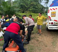Polisi melakukan penanganan kecelakaan maut antara sepeda motor dan truk Colt Diesel di Jalan Raya Bodok-Sosok, Parindu, Sanggau. (Res-Sgu)