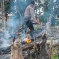 Personel Polsek Beduai melakukan pengecekan lokasi hotspot di lahan warga Desa Kasro Mego Kabupaten Sanggau.