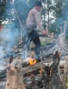 Personel Polsek Beduai melakukan pengecekan lokasi hotspot di lahan warga Desa Kasro Mego Kabupaten Sanggau.