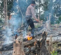 Personel Polsek Beduai melakukan pengecekan lokasi hotspot di lahan warga Desa Kasro Mego Kabupaten Sanggau.