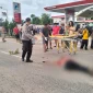 Petugas kepolisian mengevakuasi korban kecelakaan motor dan mobil di depan SPBU Parindu, Kabupaten Sanggau.