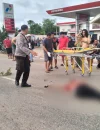 Petugas kepolisian mengevakuasi korban kecelakaan motor dan mobil di depan SPBU Parindu, Kabupaten Sanggau.