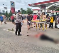 Petugas kepolisian mengevakuasi korban kecelakaan motor dan mobil di depan SPBU Parindu, Kabupaten Sanggau.
