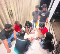 Petugas Polsek Sekayam menangkap pria berinisial IS dalam kasus peredaran sabu di depan minimarket kawasan Balai Karangan, Sanggau.