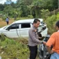 Petugas kepolisian melakukan olah TKP kecelakaan maut antara mobil Avanza dan sepeda motor di Jalan Batang Tarang–Sosok, Kabupaten Sanggau.