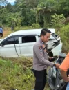 Petugas kepolisian melakukan olah TKP kecelakaan maut antara mobil Avanza dan sepeda motor di Jalan Batang Tarang–Sosok, Kabupaten Sanggau.