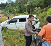 Petugas kepolisian melakukan olah TKP kecelakaan maut antara mobil Avanza dan sepeda motor di Jalan Batang Tarang–Sosok, Kabupaten Sanggau.