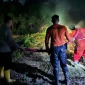 Petugas memadamkan kebakaran lahan di Parindu, Sanggau. (Res-Sgu)