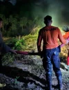 Petugas memadamkan kebakaran lahan di Parindu, Sanggau. (Res-Sgu)