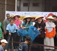 Donata Dirasig Krisantus Kurniawan bersama jajaran TP PKK Kalbar menanam pohon dan melepas bibit ikan di Lapas Perempuan Kelas IIA Pontianak dalam rangka Peringatan Hari Ibu 2025. (MC Kalbar)