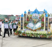 Kafilah Kota Pontianak saat tampil di Pawai Ta’aruf MTQ XXXIII Kalbar Kendaraan hias Kafilah Kota Pontianak saat tampil di Pawai Ta’aruf MTQ XXXIII Kalbar di Kapuas Hulu