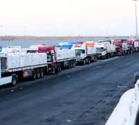 Truk bantuan kemanusiaan melewati Perlintasan Allenby menuju Gaza, pengiriman material dan logistik dijaga ketat. (AP/File)