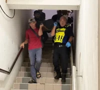 Petugas Polisi Daerah Kuching mengangkat kantong jenazah pria asal Indonesia Petugas Polisi Daerah Kuching mengangkat kantong jenazah pria asal Indonesia untuk dibawa ke Hospital Umum Sarawak, Kuching.