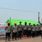 Personel Brimob melakukan pemadaman dan pembasahan lahan yang terbakar di Desa Pelang KM 10, Kabupaten Ketapang. (Res-Ketapang)