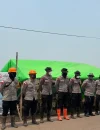 Personel Brimob melakukan pemadaman dan pembasahan lahan yang terbakar di Desa Pelang KM 10, Kabupaten Ketapang. (Res-Ketapang)