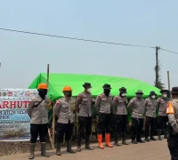 Personel Brimob melakukan pemadaman dan pembasahan lahan yang terbakar di Desa Pelang KM 10, Kabupaten Ketapang. (Res-Ketapang)