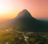 Pemandangan Bukit Kelam di Sintang Kalimantan Barat dari kejauhan. (Instagram /@markariuskrismade)