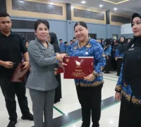 Wali Kota Singkawang Tjhai Chui Mie menyerahkan penghargaan Satyalancana Karya Satya kepada ASN di Balairung Kantor Wali Kota. (dok. MC Singkawang)